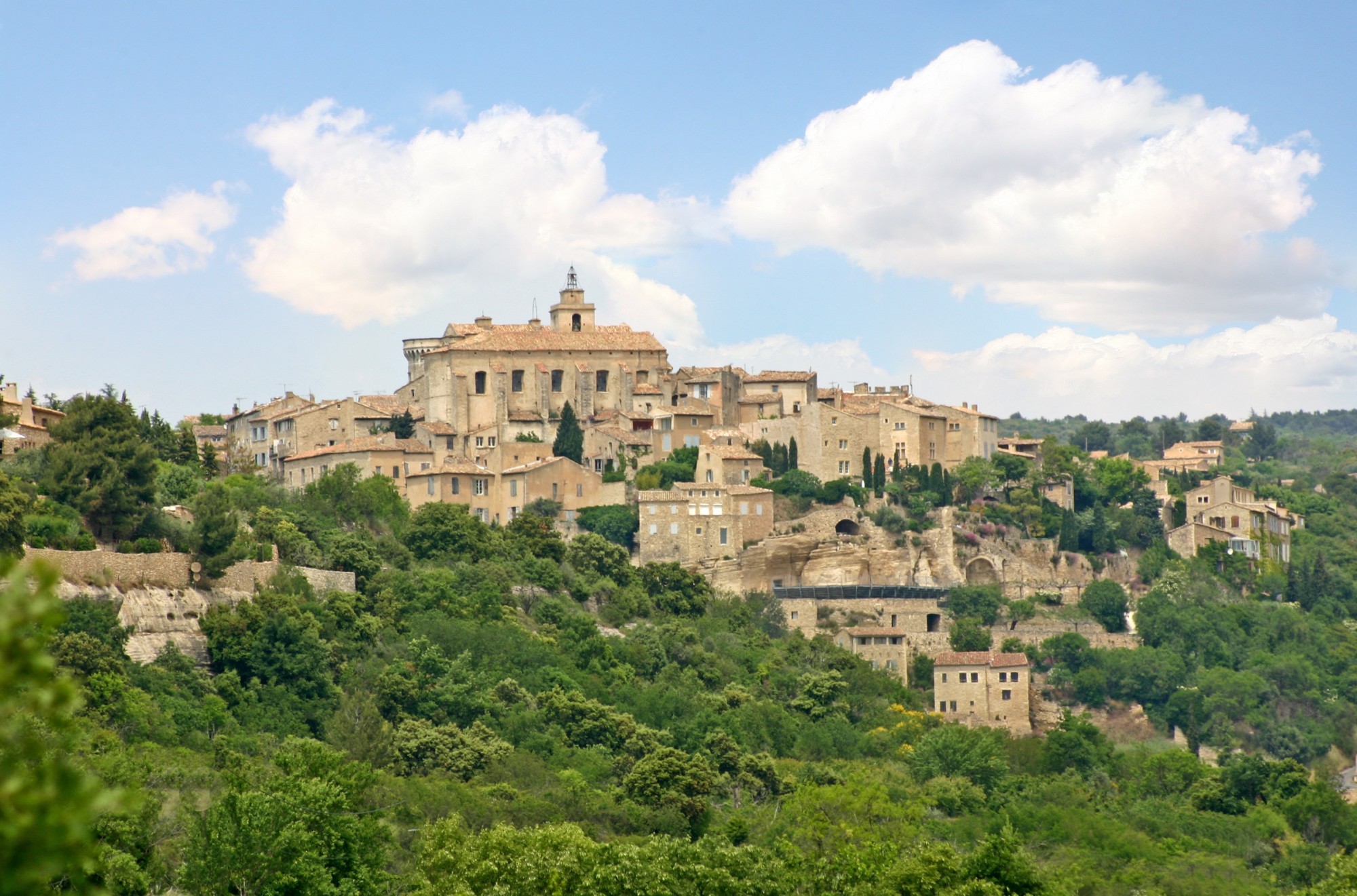 Le village de Gordes et son église au sommet