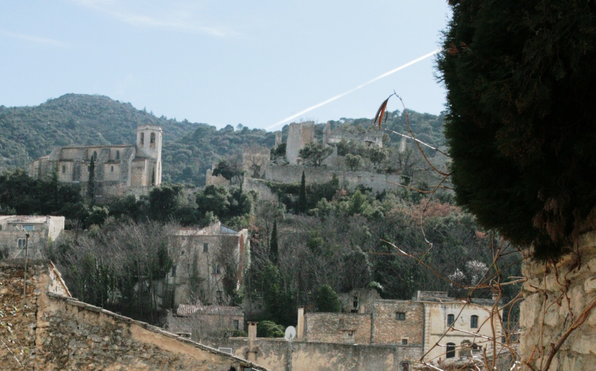 Le chateau depuis le bas d'Oppède-le-Vieux