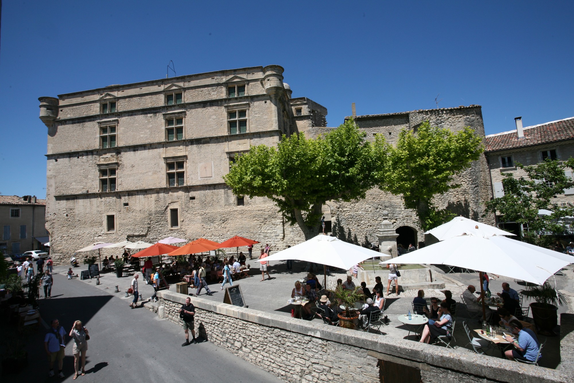 Le marché à Gordes depuis l'agence Rosier, Luberon