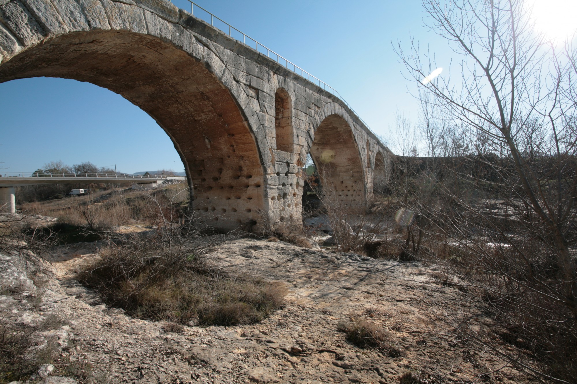Le Pont Julien de Bonnieux, vue latérale