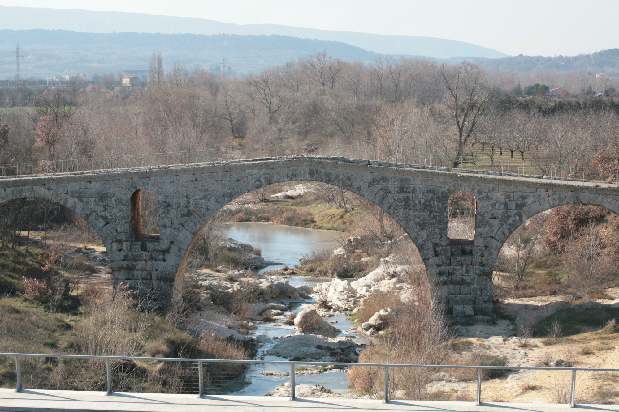 L'arche centrale, en plein cintre, du Pont Julien à Bonnieux