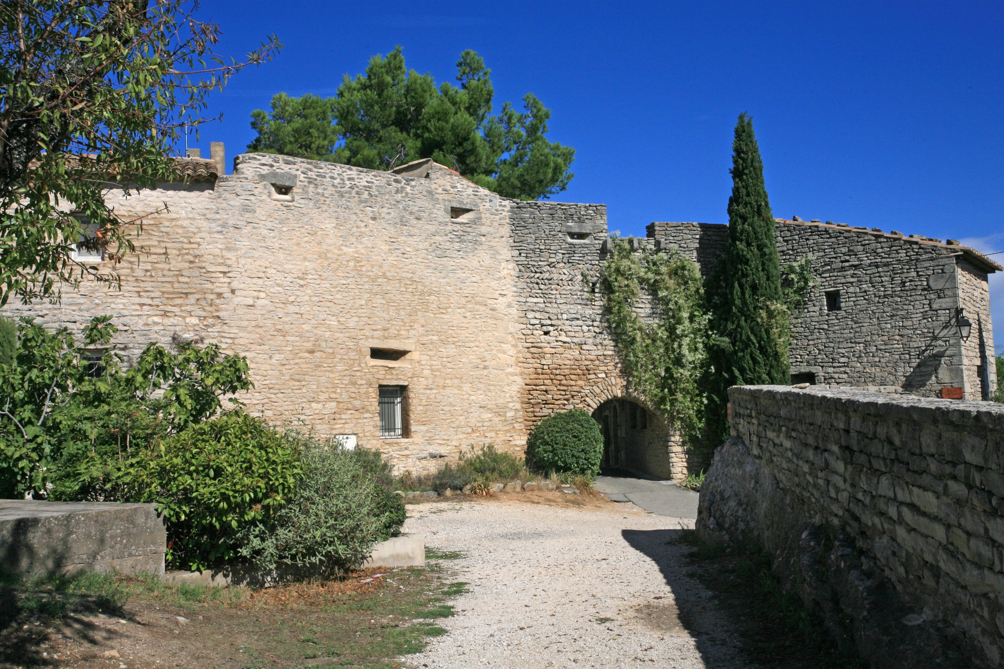 Une des anciennes portes du vieux Goult