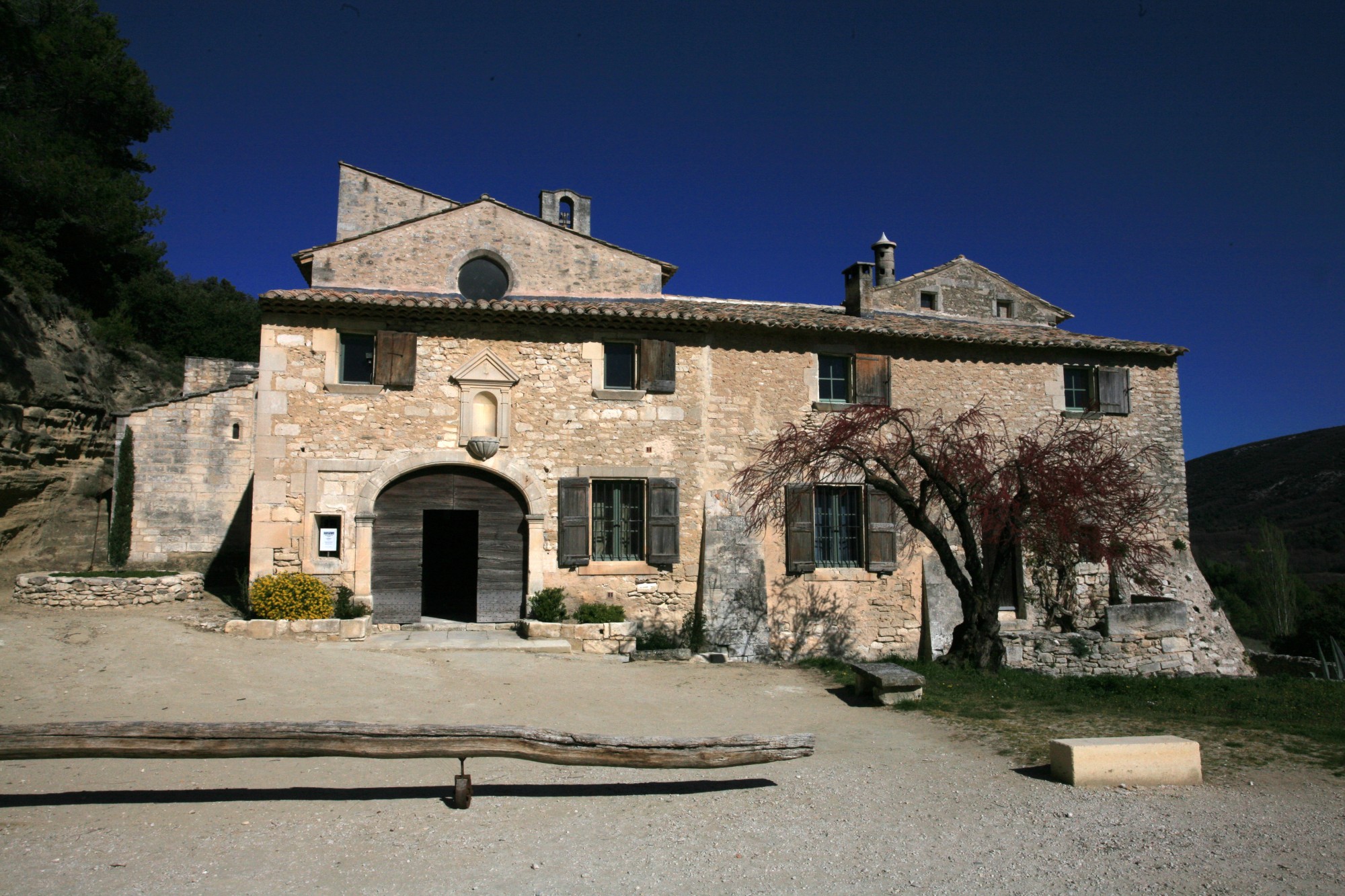 Arrivée sur l'Abbaye Saint-Hilaire de Ménerbes, Vaucluse