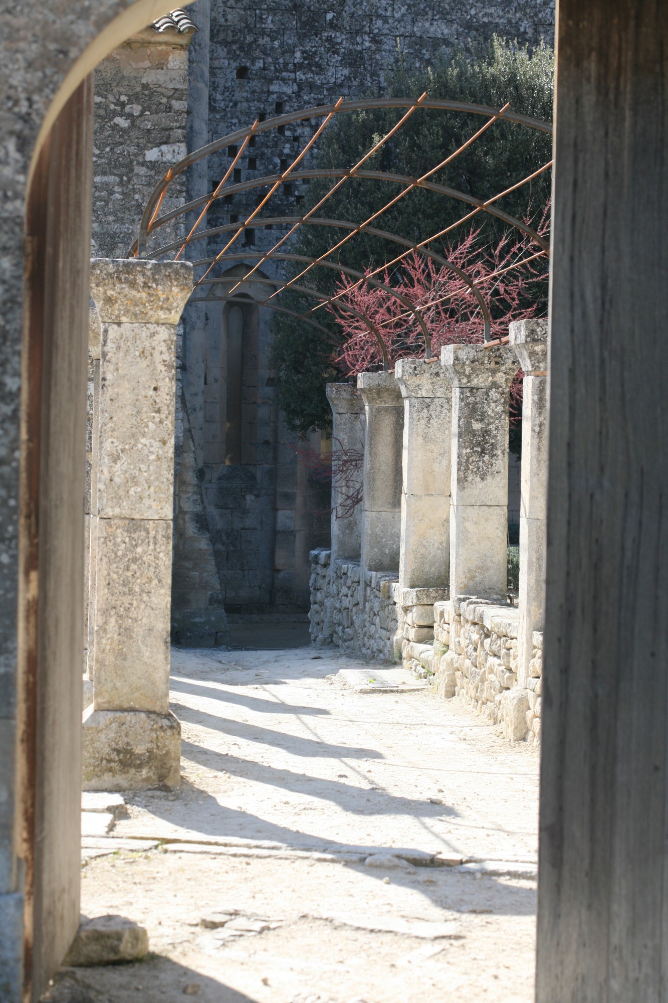 La cour extérieure de l'Abbaye Saint-Hilaire, Ménerbes