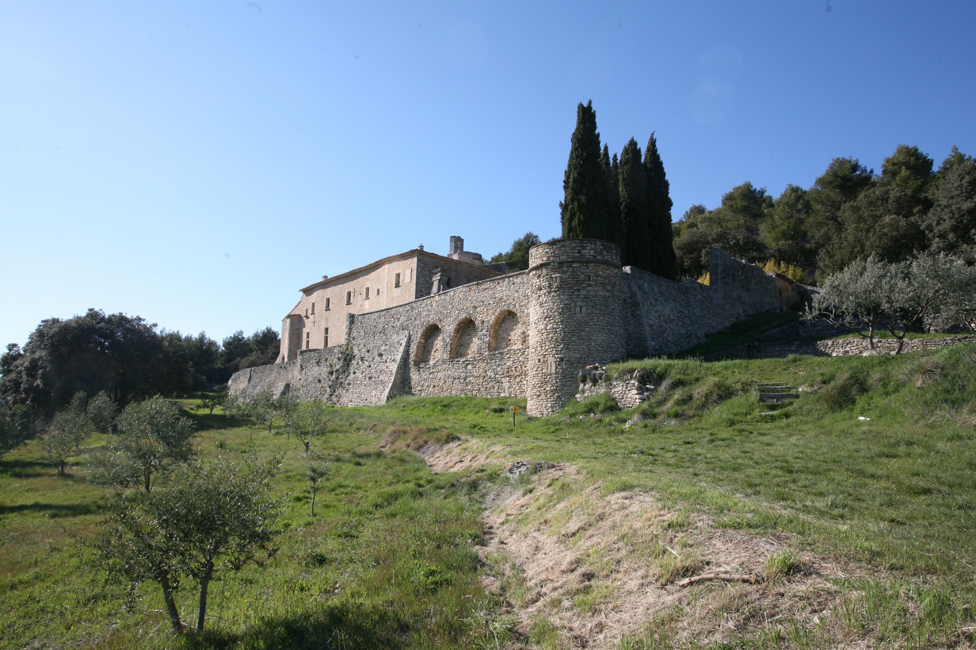 Abbaye Saint-Hilaire à Ménerbes depuis les terres