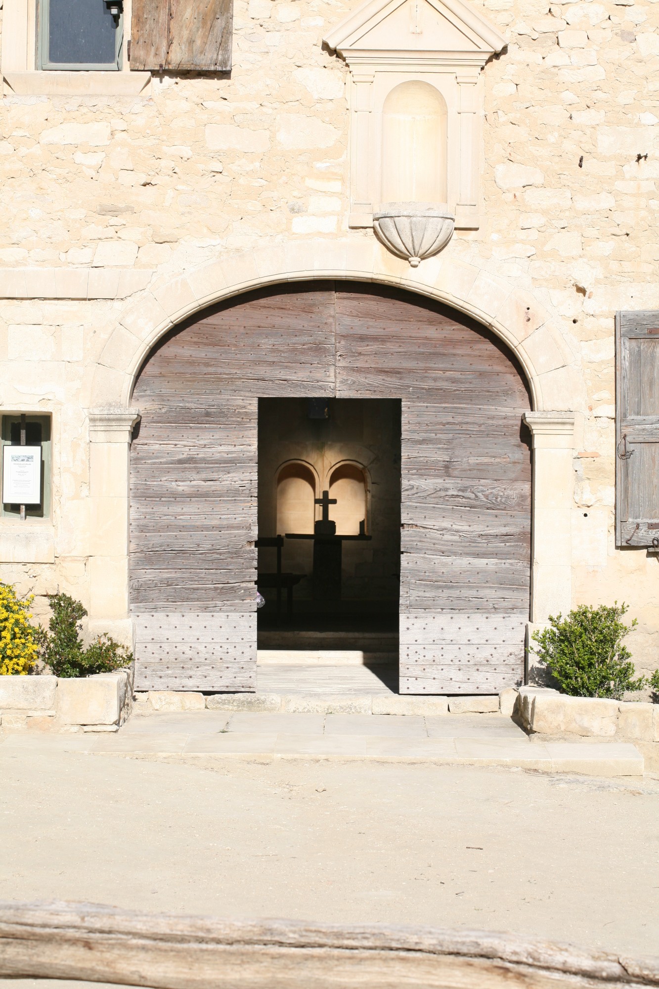 vue vers la chapelle de l'Abbaye Saint-Hilaire à Ménerbes
