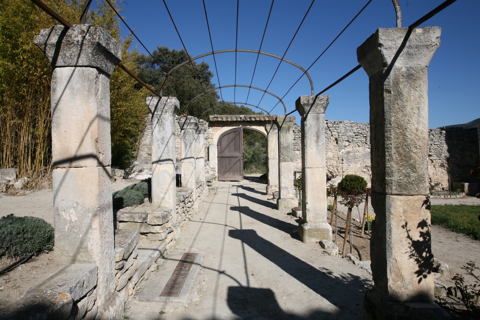 Restes de l'Abbaye Saint-Hilaire de Ménerbes en Vaucluse