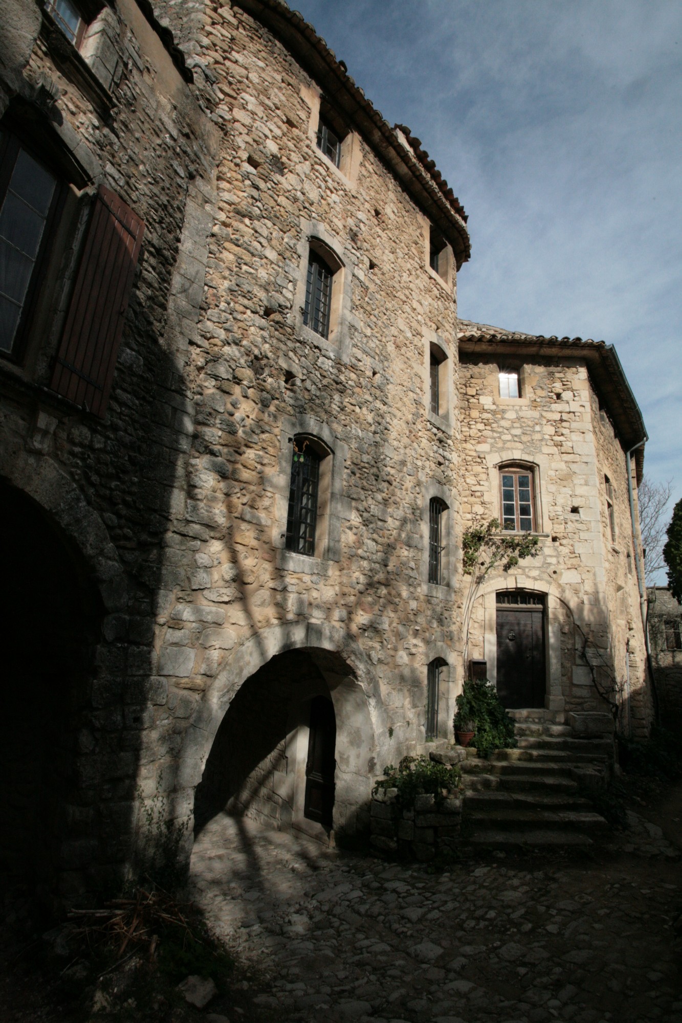 L'arrière de l'ancienne mairie d'Oppède-le-vieux