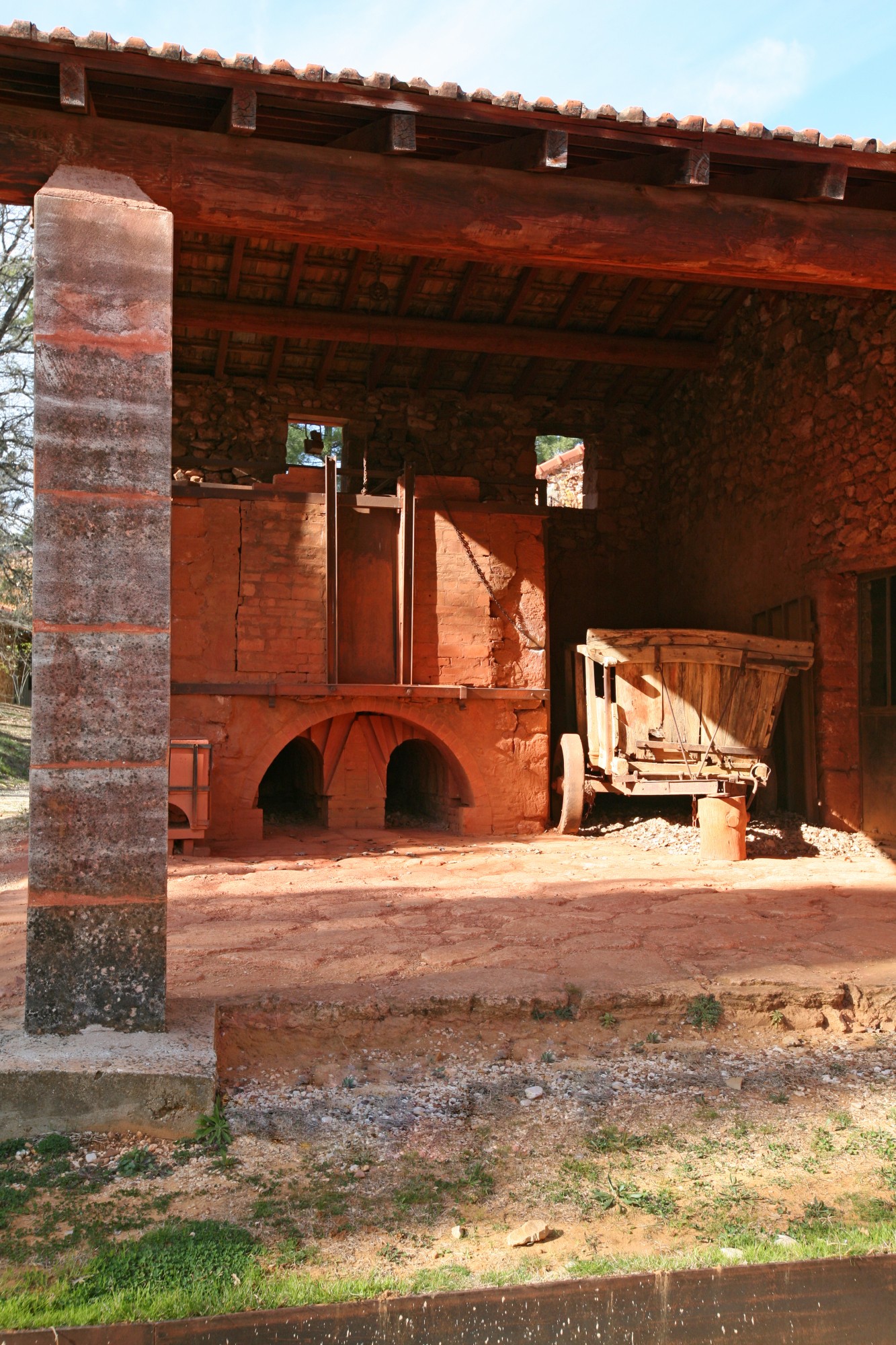 le four du conservatoire des ocres et pigments appliqués de Roussillon