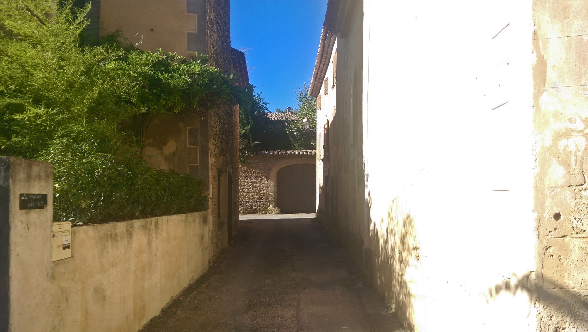Les Imberts, le plus gros hameau de Gordes, face au Luberon