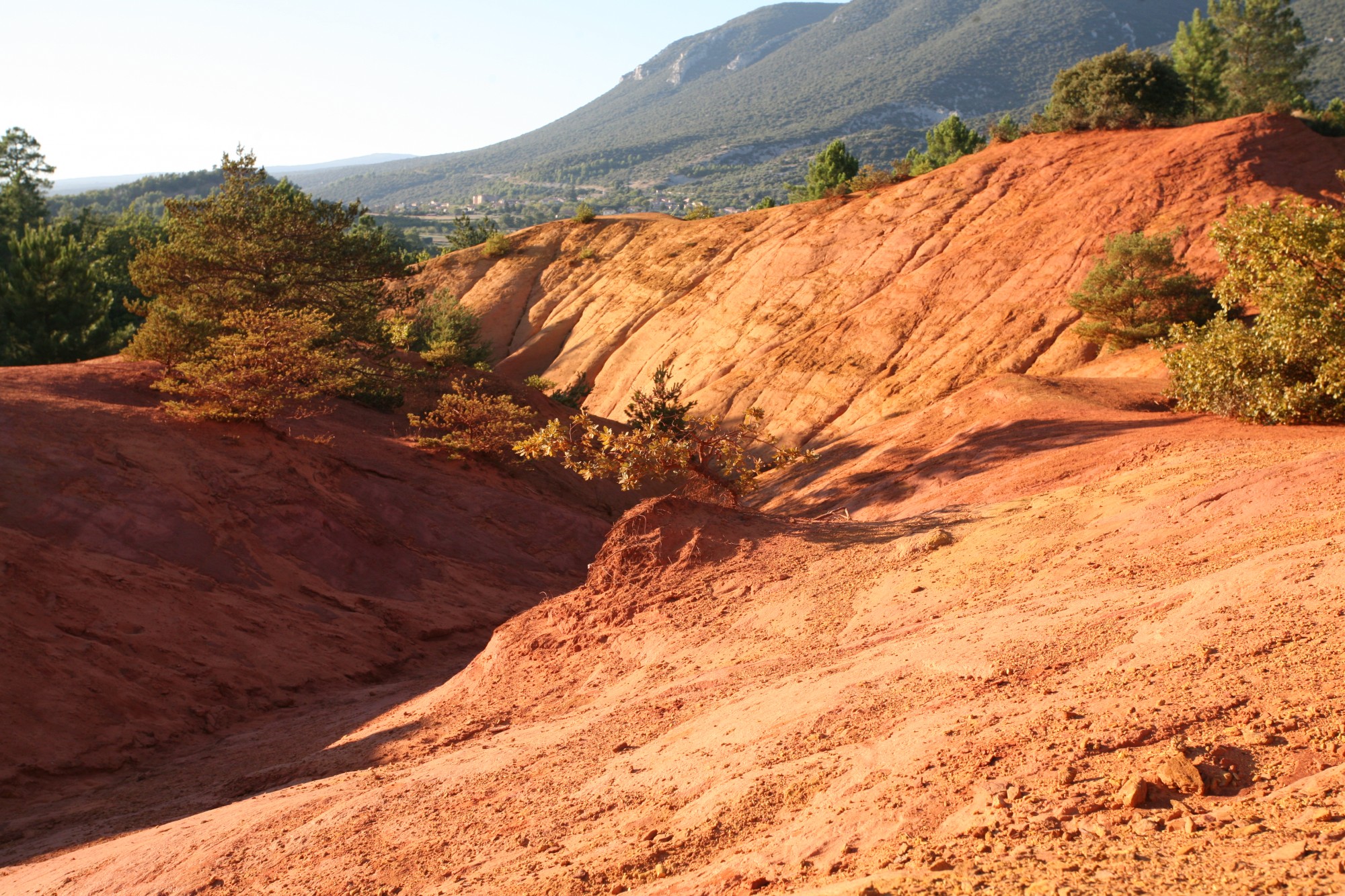Lieu à découvrir Rustrel en Luberon, ses ocres et son Colorado provençal
