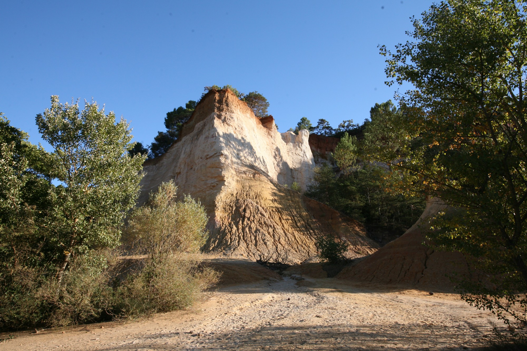 Lieu à découvrir Rustrel en Luberon, ses ocres et son Colorado provençal