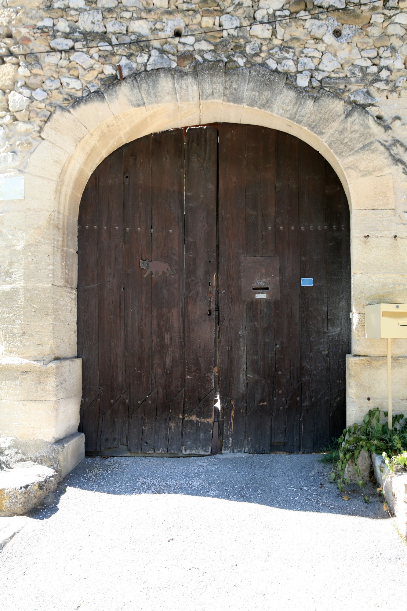 Robion en Luberon, entre les Taillades et Maubec, sur la route de Gordes.