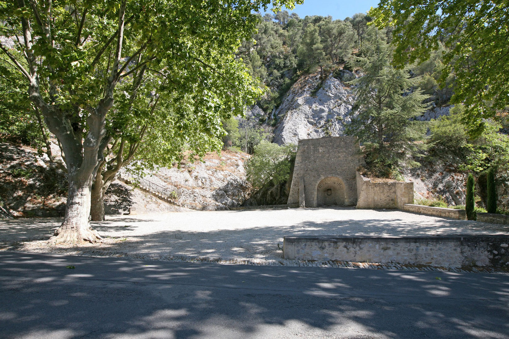 Robion en Luberon, entre les Taillades et Maubec, sur la route de Gordes.