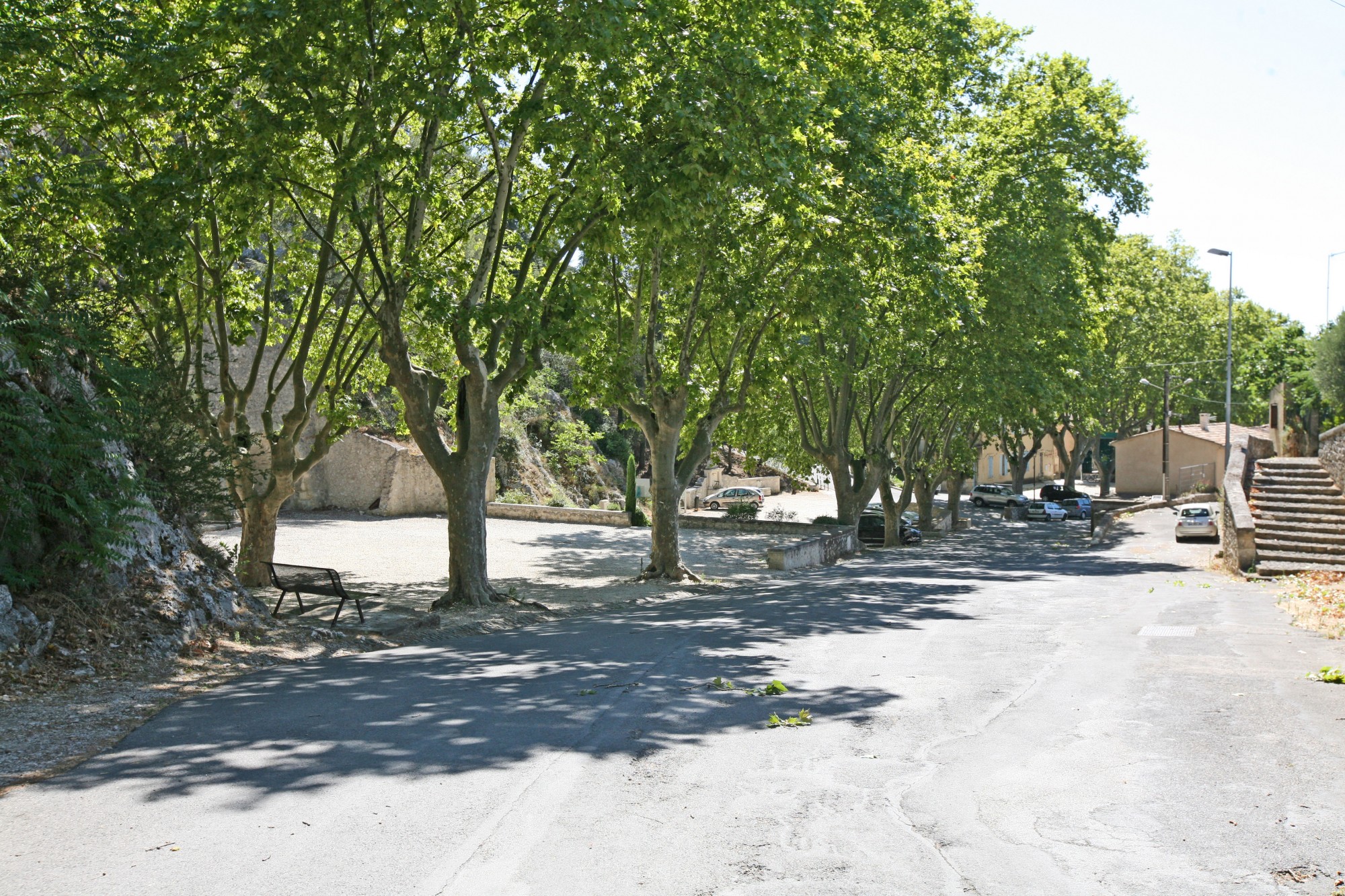 Robion en Luberon, entre les Taillades et Maubec, sur la route de Gordes.
