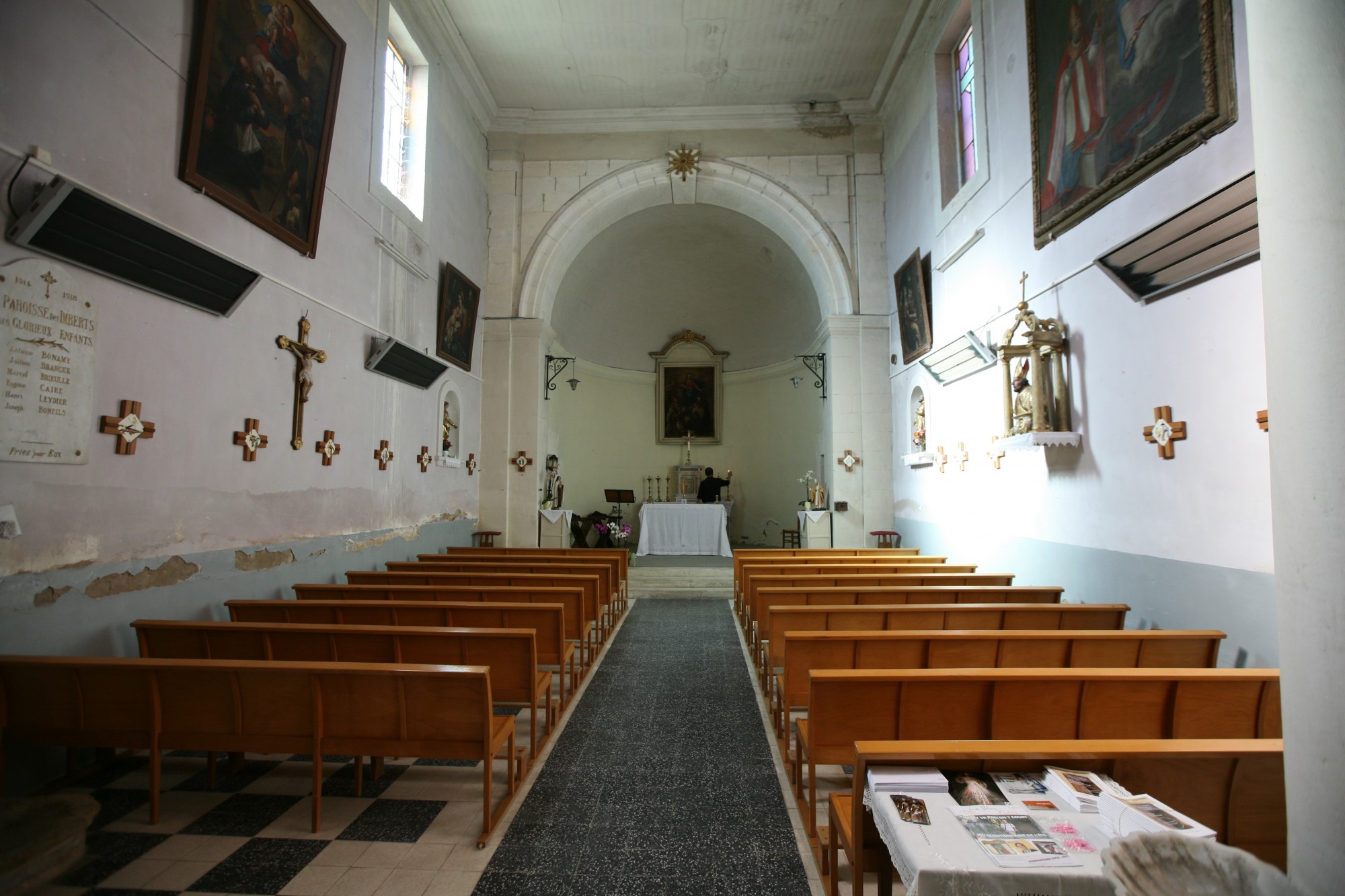 L'église du hameau des Imberts à Gordes