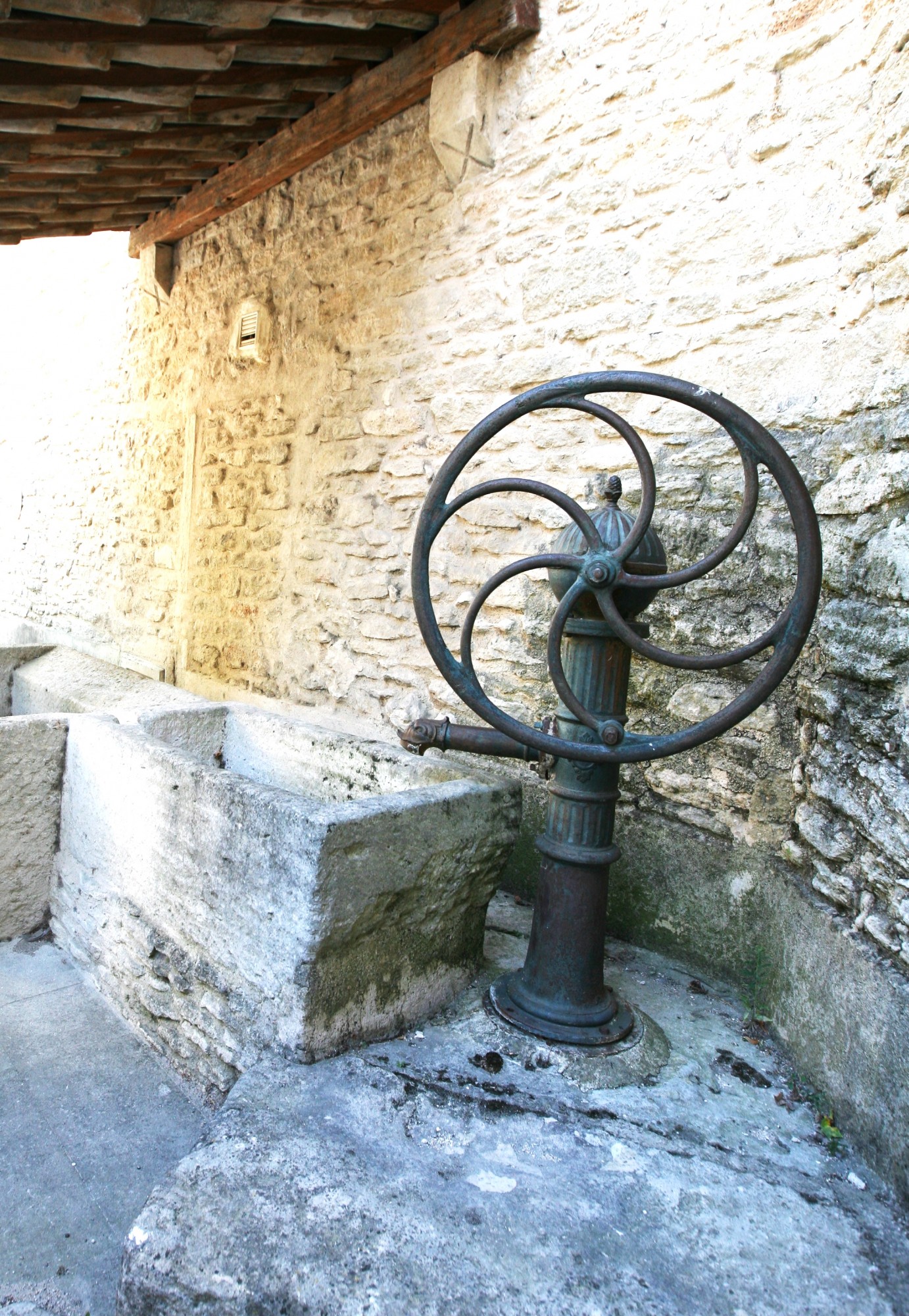 lavoir dans le hameau des Imberts, 84220 Gordes