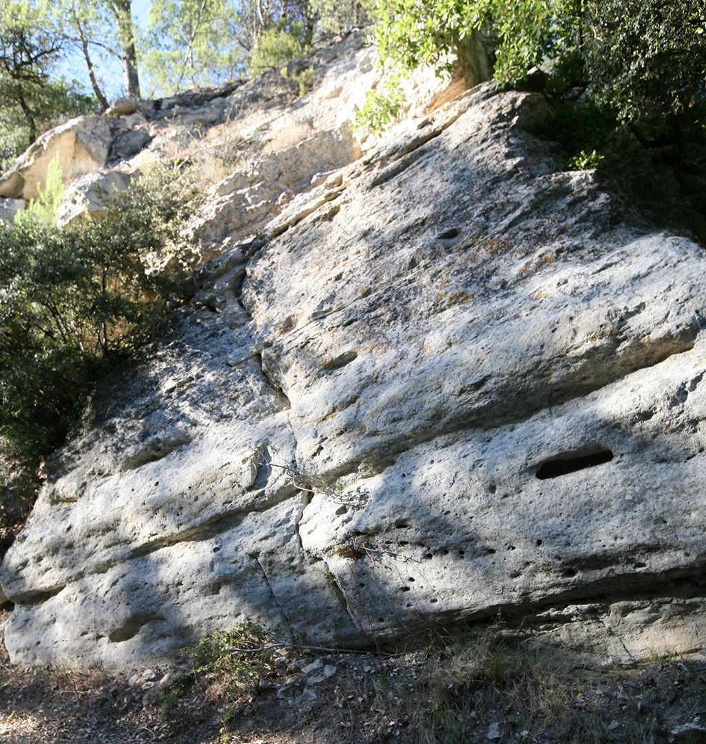 La géologie diversifiée de Gordes : un voyage à travers les sols et l'histoire géologique de cette commune provençale