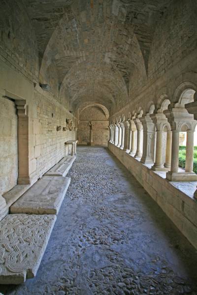 Cloitre Abbaye en pierres Vaison la Romaine