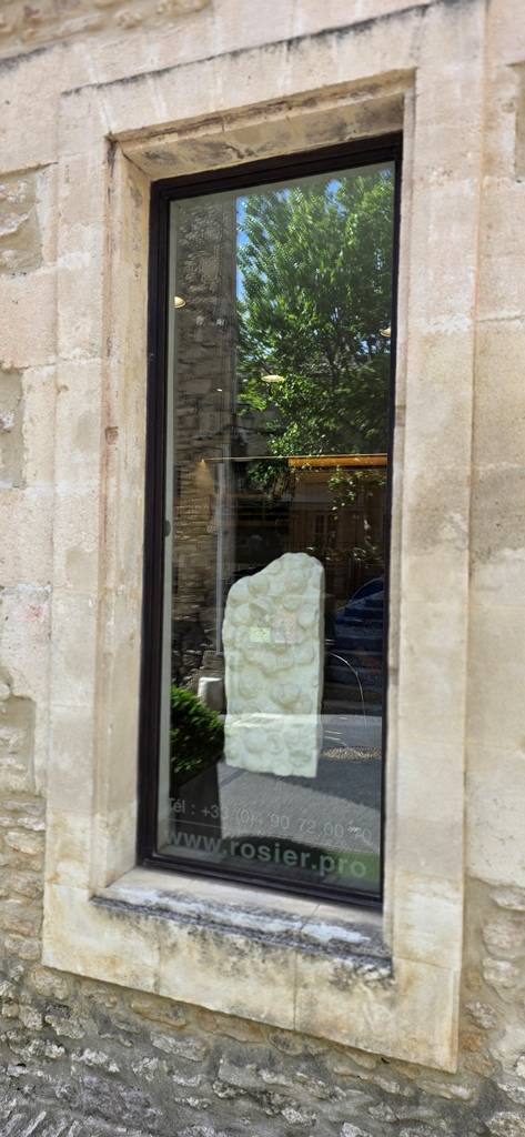 Vitrine en fer forgé à Gordes par la ferronnerie aude pour l agence rosier en provence