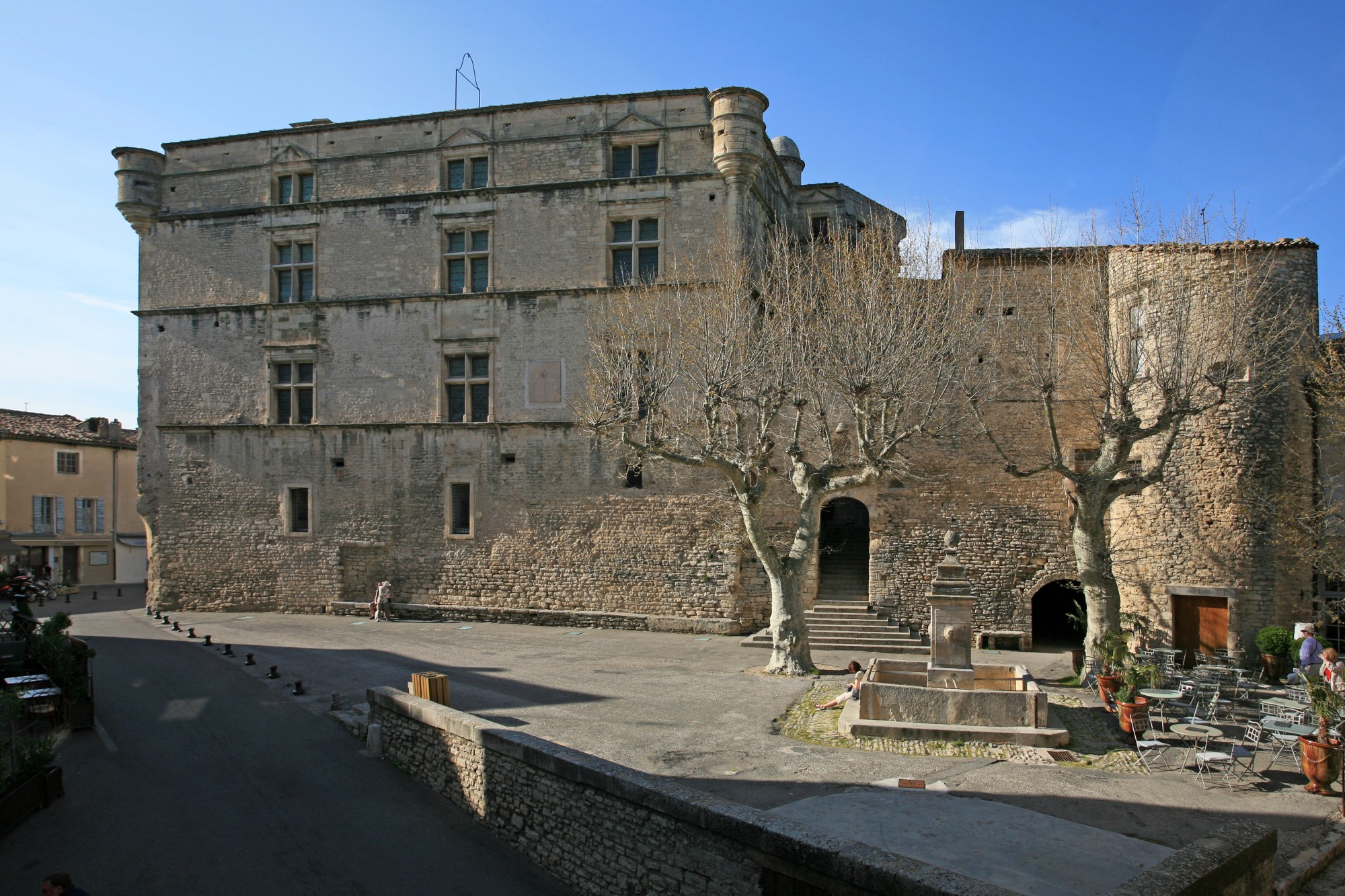 Le chateau de Gordes vu de l'agence Rosier