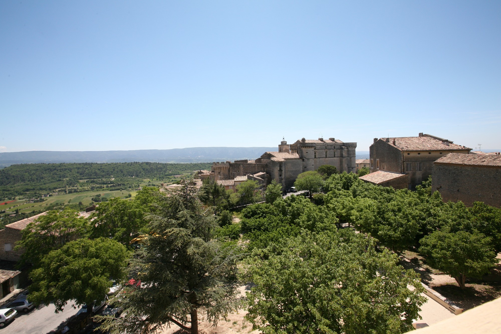 vu sur le chateau de Gordes et le Luberon