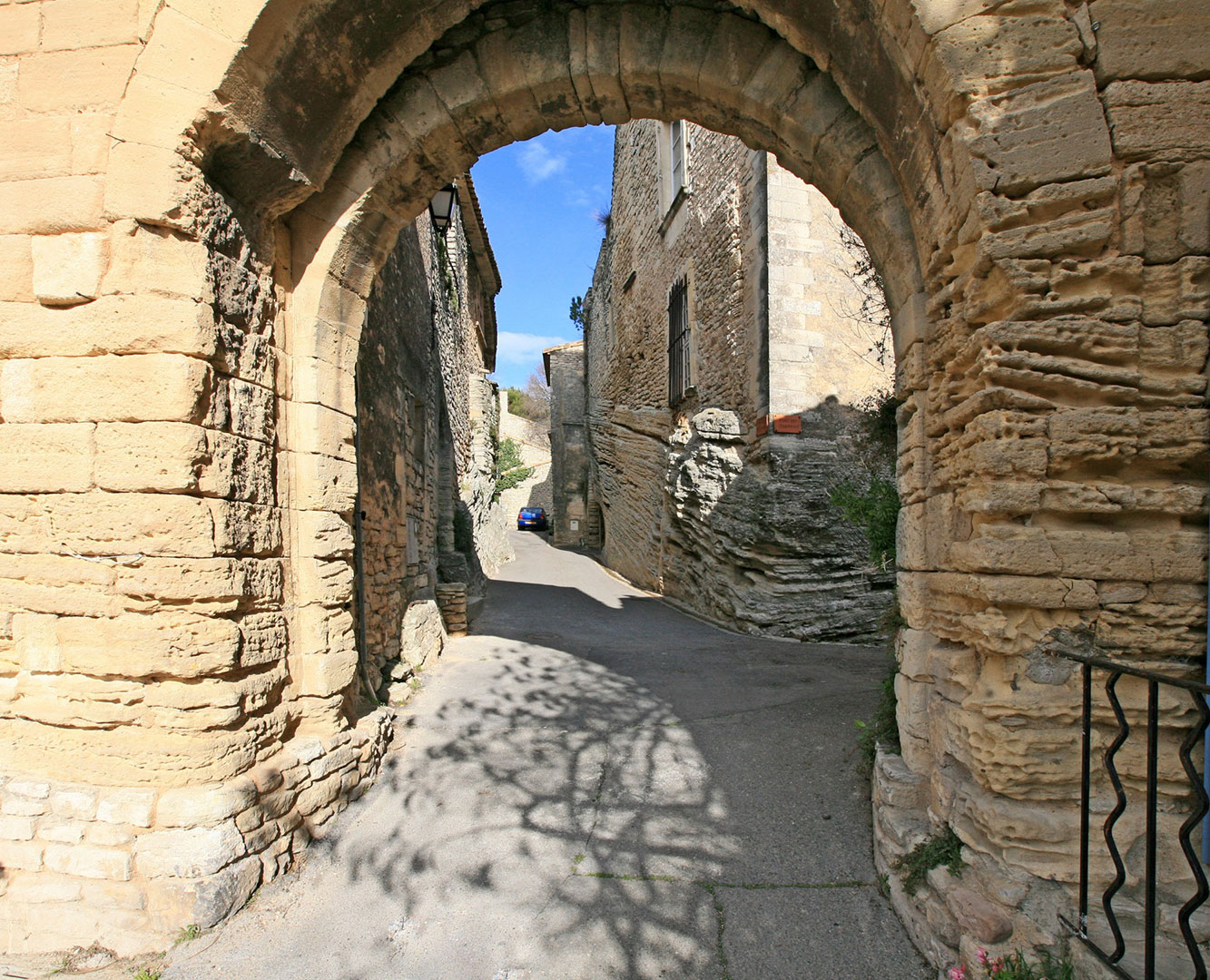 Porte du vieux village ouvrant sur le château de Goult
